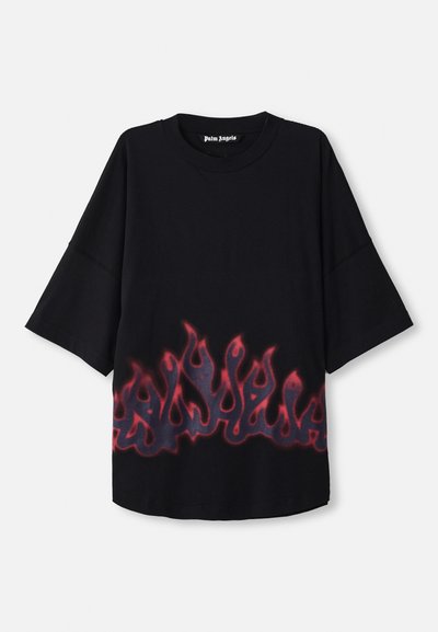 Juodas trumpas rankovėmis medvilninis marškinėliai, su raudonai mėlynu liepsnos raštu apatinėje dalyje; apykaklės dizainas.