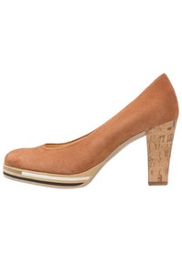 Chaussure à talons hauts en daim marron avec bout arrondi et talon en bloc à finition liège. Présente un design de plateforme empilée avec des rayures blanches et noires.