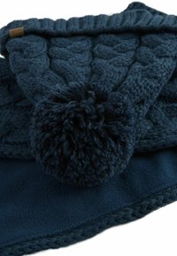 Stickad mössa och scarf-set i mörkblått, med ett texturerat kabelmönster och en pom-pom dekoration. Mjuk fleecefoder med flätad kantdetalj.