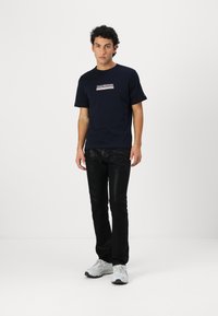 Tommy Hilfiger BOX TEE - Print T-shirt - desert sky