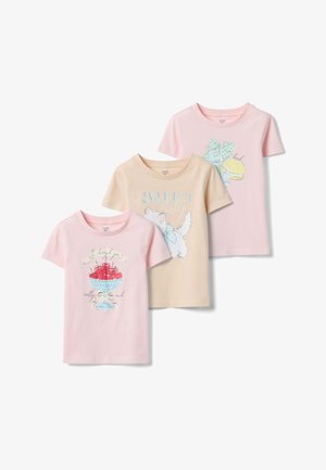 Drei kurzärmelige Kinderhemden in Pastellrosa und Beige, jeweils mit unterschiedlichen bunten Motiven: Kirschen, eine Katze und Macarons mit Schleife.