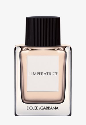 Flacon de parfum en verre transparent avec un liquide rose pâle, bouchon noir strié, étiquette indiquant L’IMPERATRICE et logo Dolce & Gabbana en dessous.