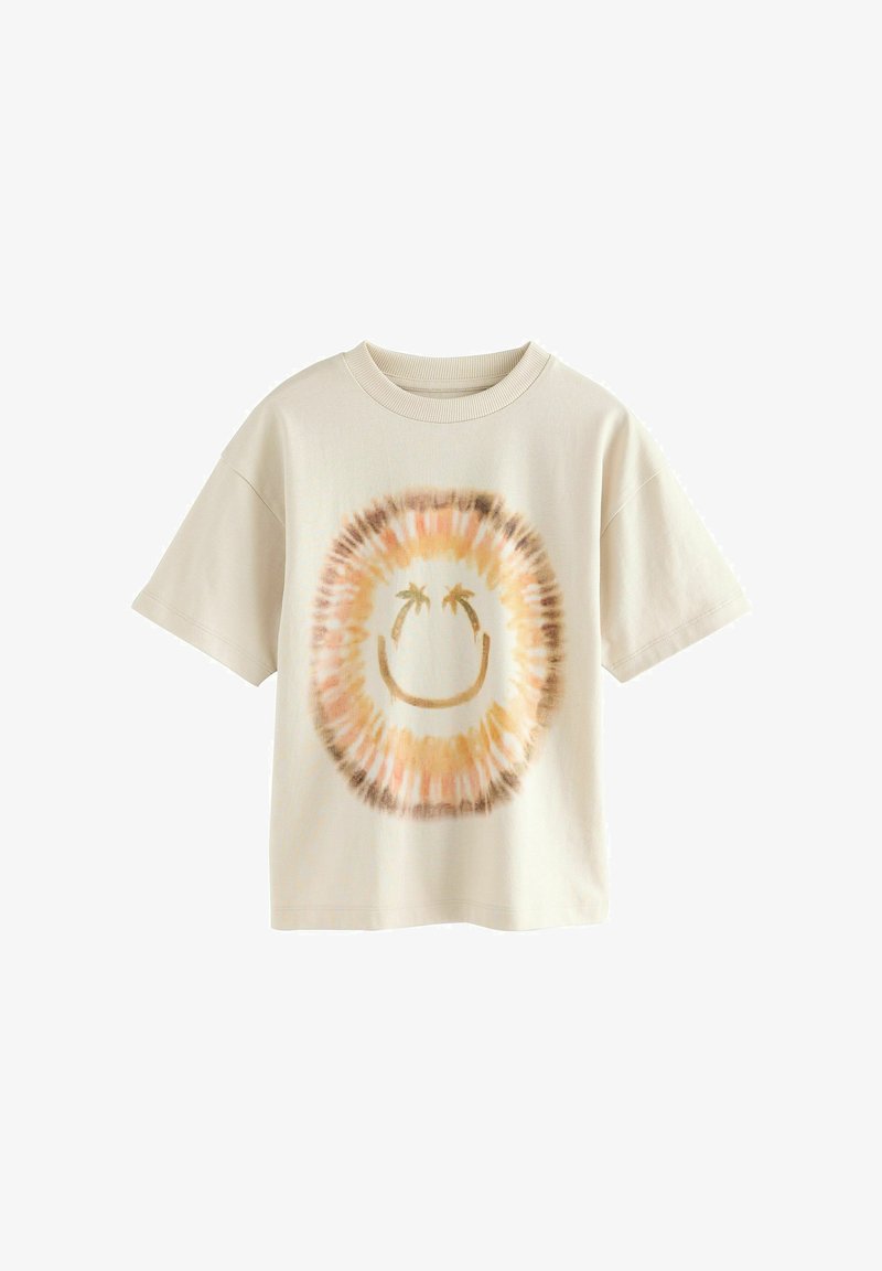 Kremna bombažna majica s krožnim tie-dye vzorcem v oranžni in rjavi barvi, ki ima osrednjo nasmejano obrazno zasnovo z akcenti palm.