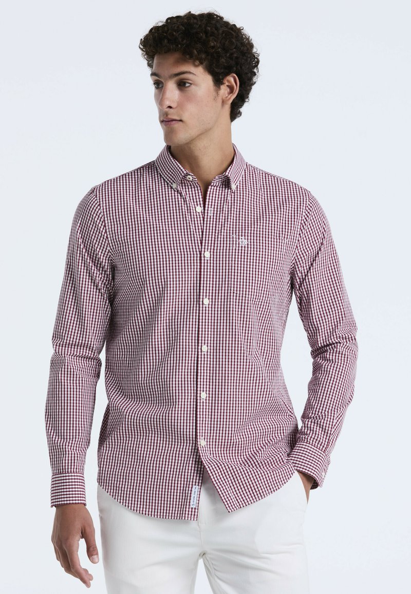 Langarm overhemd met knopen in een rood-wit geruit patroon, gemaakt van een lichte stof, met een kraag en een enkele borstzak.