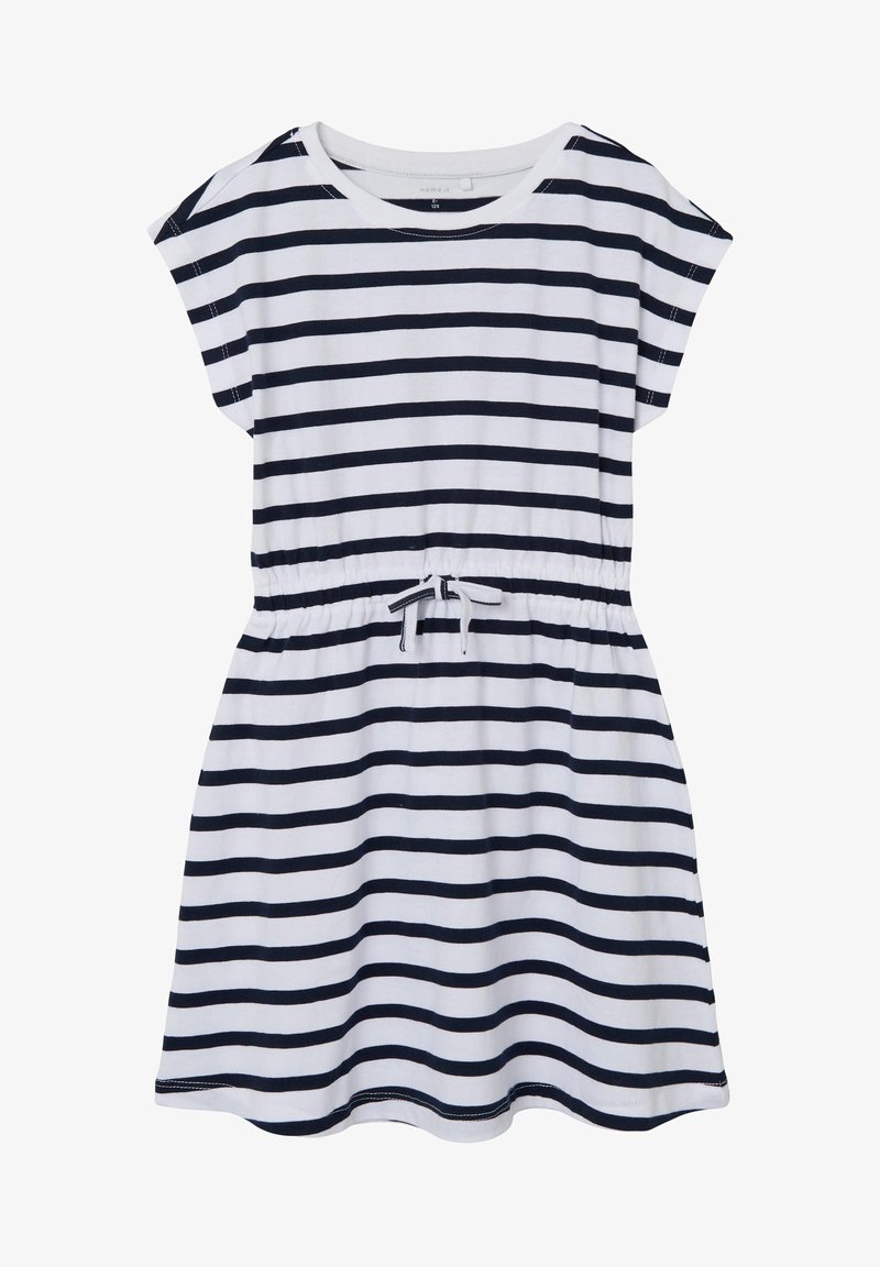 Pasiasta sukienka w kolorze granatowym i białym, z poziomymi paskami, krótkimi rękawami, okrągłym dekoltem oraz elastycznym paskiem w talii umożliwiającym dopasowanie.
