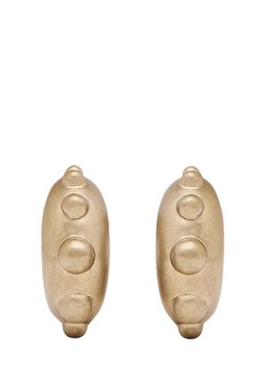 Gouden tonen oorbellen met een glad, rond ontwerp en drie verhoogde cirkelvormige accenten op elk stuk. Gelaagde matte afwerking.