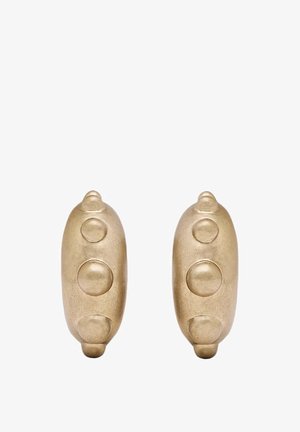Guldfarvede øreringe med et glat, rundt design og tre hævede cirkulære detaljer på hver enkelt. Tekstureret mat finish.