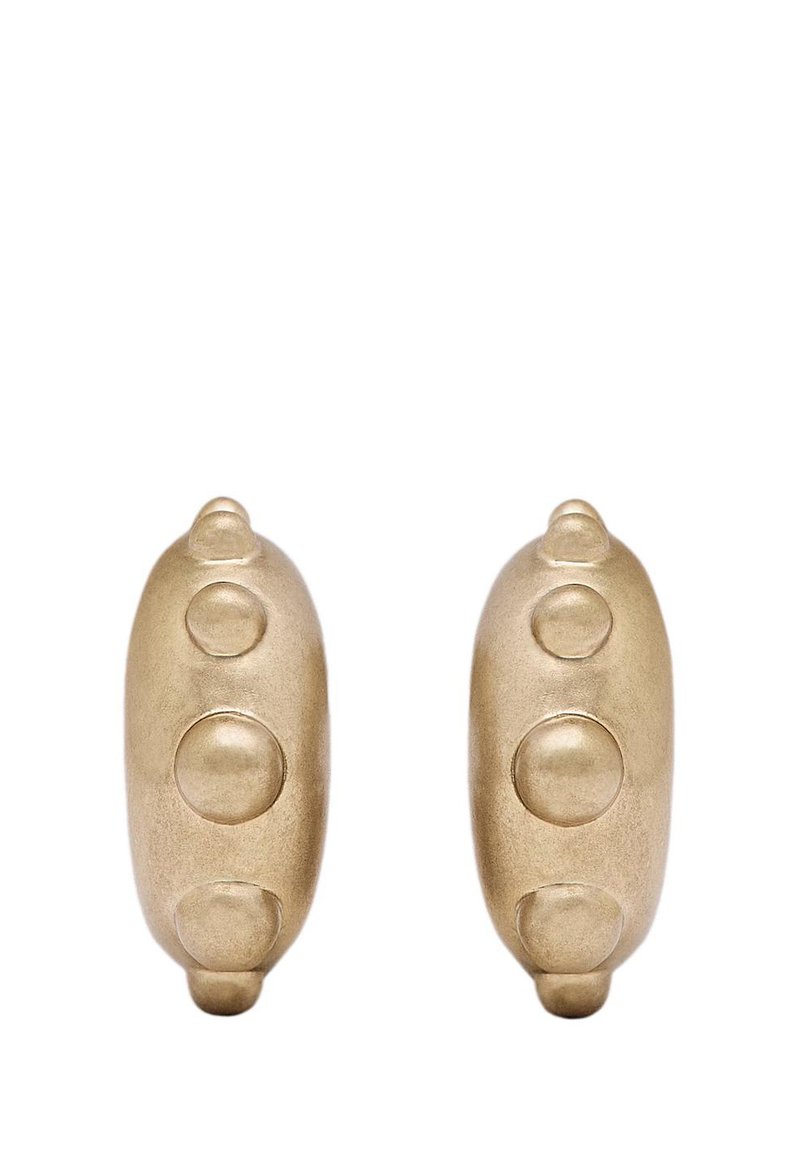 Goldfarbene Ohrringe mit einem glatten, runden Design und drei erhöhten runden Akzenten auf jedem Stück. Strukturiertes, mattes Finish.