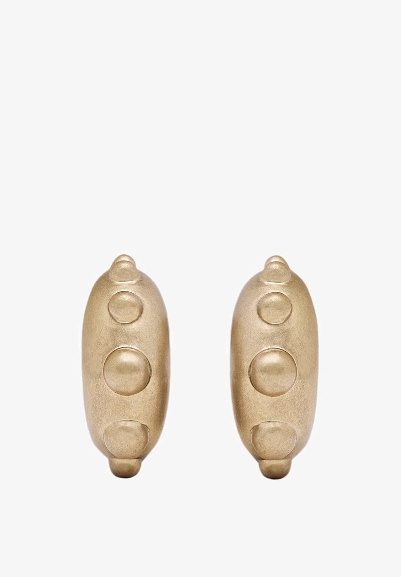 Náušnice ve zlatém odstínu s hladkým, zaobleným designem a třemi vyvýšenými kulatými detaily na každém díle. Texturovaný matný povrch.