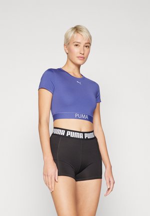 Modra kratka majica s kratkimi rokavi in belim logotipom Puma. Črne oprijete kratke hlače z širokim belim pasom Puma. Gladek material, športna zasnova.