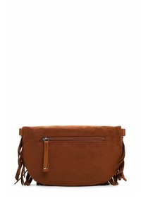 Pochette in suede marrone con bordi frangiati, dotata di una tasca frontale con zip e una texture liscia. Forma arrotondata con hardware minimale.