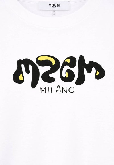 T-shirt blanc avec un logo MSGM abstrait noir et jaune au-dessus de l'inscription "MILANO" en lettres fines noires sur la poitrine.