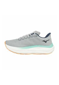 Zapatilla de running gris con entresuela blanca, acentos en turquesa claro, suela naranja y logo negro en el lateral, vista desde el lado exterior.