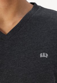 GAP EVERYDAY MICRO LOGO VEE - Basic póló - charcoal