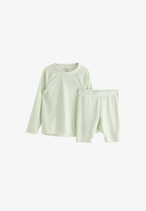 Lichtgroene gestreepte lange mouw top met raglanmouwen, gecombineerd met bijpassende shorts, gemaakt van een zachte, ademende stof.