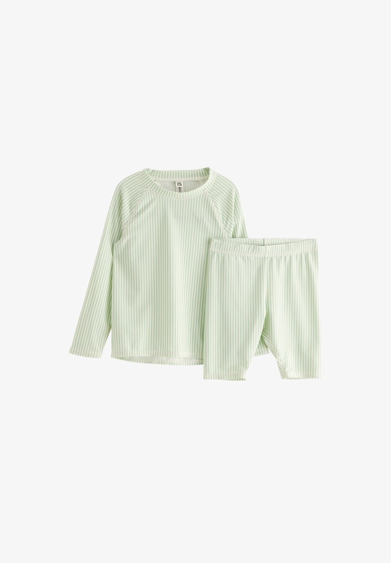 Lichtgroene gestreepte lange mouw top met raglanmouwen, gecombineerd met bijpassende shorts, gemaakt van een zachte, ademende stof.