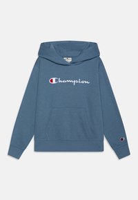 Sudadera con capucha azul hecha de tela suave, con un bolsillo frontal y el logo bordado de "Champion" con detalles en colores.
