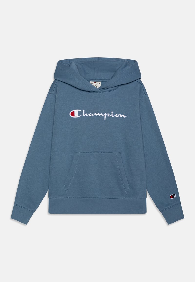 Sudadera con capucha azul hecha de tela suave, con un bolsillo frontal y el logo bordado de "Champion" con detalles en colores.