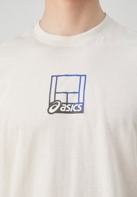 ASICS COURT CORE GRAPHIC TEE - T-shirts print - cream