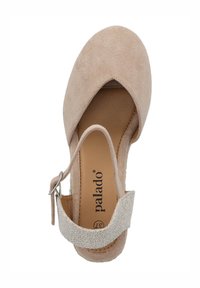 Scarpa in suede beige con punta aperta e cinturino alla caviglia, caratterizzata da un accento in tessuto testurizzato e un interno imbottito. Logo visibile sulla soletta.