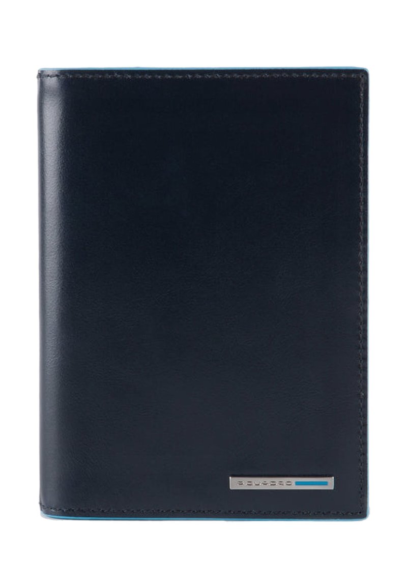 Marineblauwe lederen portemonnee met een gladde afwerking, voorzien van een zilverkleurig metalen accent en een blauwe streep. Compact rechthoekig ontwerp.