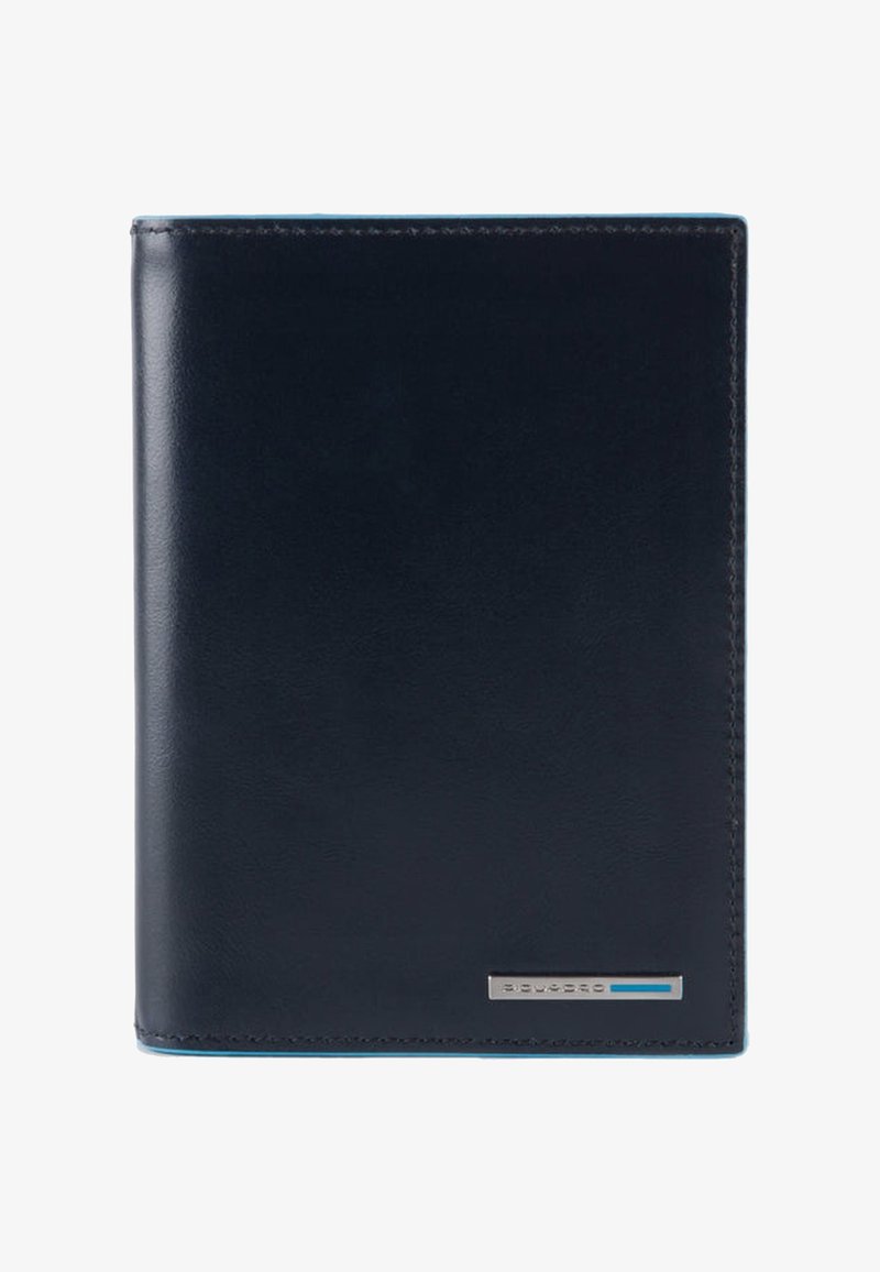 Marineblauwe lederen portemonnee met een gladde afwerking, voorzien van een zilverkleurig metalen accent en een blauwe streep. Compact rechthoekig ontwerp.