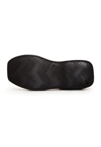 Semelle de chaussure en caoutchouc noir avec un motif en zigzag et une surface texturée ; bords arrondis et finition lisse autour du périmètre.