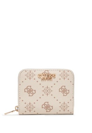 Portafoglio Guess beige con chiusura a cerniera, logo dorato, motivo monogramma e piccoli simboli decorativi, posato su sfondo bianco.