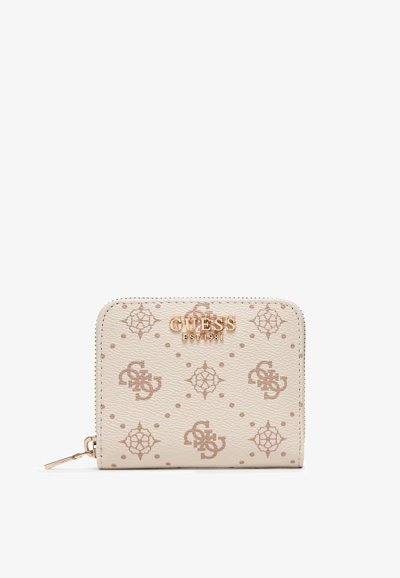 Portafoglio Guess beige con chiusura a cerniera, logo dorato, motivo monogramma e piccoli simboli decorativi, posato su sfondo bianco.