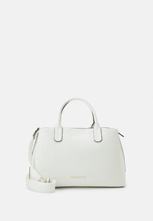 Bolso de mano de cuero blanco con textura de cocodrilo, forma estructurada, doble asa, logotipo dorado y correa de hombro ajustable.