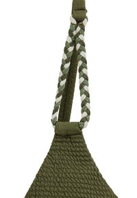 Pintas diržas žalių, šviesiai žalių ir baltų spalvų, prisegtas prie tekstūruoto žalios medžiagos gabalo.
