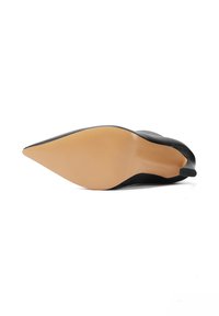 Scarpa nera con tacco alto, dalla punta affusolata e superficie liscia. La suola è di un color beige chiaro con una texture antiscivolo.