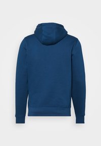 Modrá bavlněná mikina s kapucí na stahovací šňůrku, dlouhými rukávy a žebrovanými manžetami a lemem. Jednoduchý design bez viditelných log nebo vzorů.