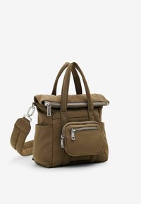 Bolso tote de nylon marrón con cierre superior de cremallera, dos asas y una correa de hombro desmontable. Cuenta con un bolsillo frontal con cremallera y acentos cosidos.