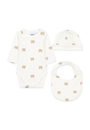 Ensemble comprenant un body blanc pour bébé, un bonnet et une bavette, ornés d'un motif répété d'ours brun. Matière en coton doux, manches longues et fermetures à pression sur le body.