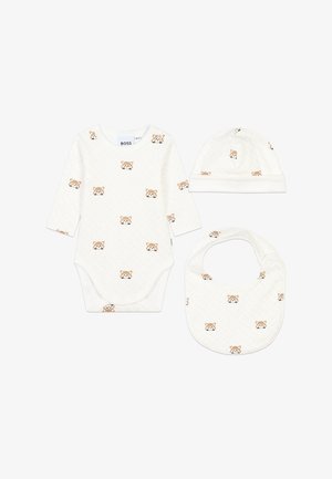 Ensemble comprenant un body blanc pour bébé, un bonnet et une bavette, ornés d'un motif répété d'ours brun. Matière en coton doux, manches longues et fermetures à pression sur le body.