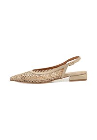 Zapato de slingback beige con parte superior trenzada, punta afilada y un pequeño tacón cuadrado. El interior presenta un forro marrón y un acabado ligero texturizado.