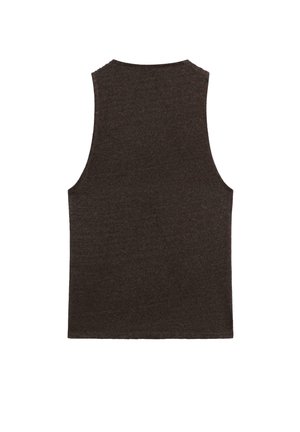 Débardeur en maille marron foncé sans manches avec un col rond haut, montré de dos sur fond blanc.