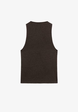 Débardeur en maille marron foncé sans manches avec un col rond haut, montré de dos sur fond blanc.