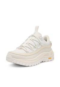 Vaaleanharmaat, kevyet tennarit elastisilla nauhoilla, pehmustetulla välipohjalla, kuvioidulla kumipohjalla ja hillityllä brändäysyksityiskohdalla.