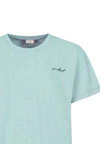 Lichtblauw katoenen T-shirt met korte mouwen, een ronde hals en een klein geborduurd logo op de linkerborst. Glad van structuur.