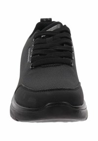 Zapatilla deportiva negra con un upper texturizado, punta redonda y cordones negros. Cuenta con una suela acolchada y un sutil logo en el lateral.
