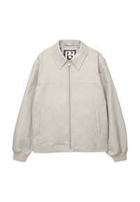 Chaqueta de cuero gris claro con cuello de solapa, cierre de cremallera y bolsillos laterales. Cuenta con puños acanalados y un acabado liso y mate.