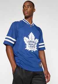 Blå Toronto Maple Leafs-drakt med hvite striper på ermene. Har et stort hvitt lønnetrelogo og NHL-merke på kragen.