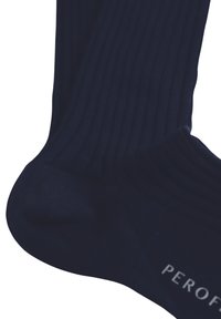 Calzini a coste blu navy realizzati in materiale morbido, con punta e tallone rinforzati. Marchio "PEROFIT" in bianco vicino alla caviglia.
