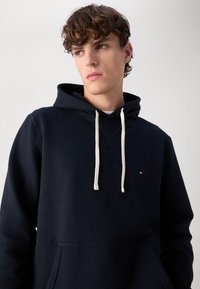 Tommy Hilfiger ESSENTIAL HOODY - Luvtröja - desert sky