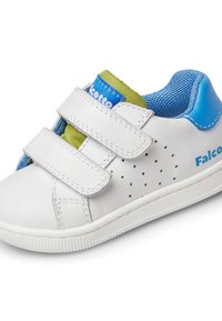 Sneaker in pelle bianca con accenti blu e verdi, lati perforati e due cinghie in Velcro. Presenta una suola testurizzata e una fodera in mesh traspirante.