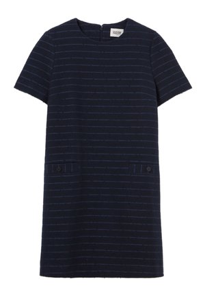 Robe bleu marine à manches courtes avec des rayures horizontales, deux poches avant et une fermeture éclair au dos. Texture lisse et silhouette structurée.