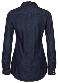 Mörk denimskjorta med krage, långa ärmar och knappade manschetter. Har en rundad fåll och diskret sömnad längs ryggen.