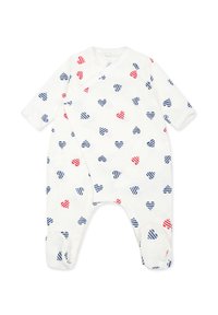 Weißer Babykörper mit einem Muster aus roten und dunkelblauen gestreiften Herzformen. Lange Ärmel mit abgerundeten Füßen und einem Wickeldesign.